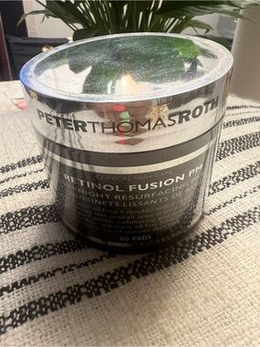Peter Thomas Roth Retinol Fusion PM Pads - Silver & Black